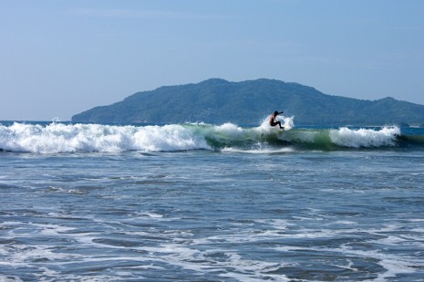 Surfing Playa Tamarindo