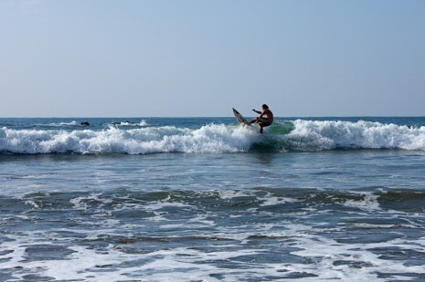 Surfing Playa Tamarindo